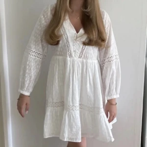 Student klänning  - Säljer denna extremt fina student klänning i storlek s/m💗pris kan diskuteras!