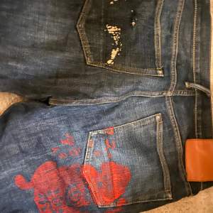 Ett par feta Evisu jeans från 2003. Rätt slitna på vänstra fickan men fortfarande sjukt snygga. 32 i midjan och typ 33 i längden, dessa är loose fit också. Öppen för bud😊