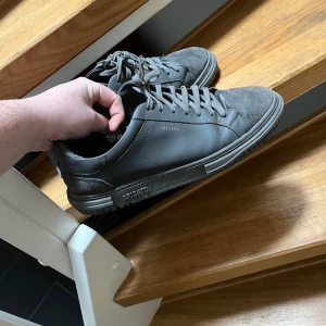 Arigato grå storlek 46 nyskikc - Storlek 46 Nästan ny skick anvönder dom 3 ggr kanske  Låda o påse o papper o allt finns 