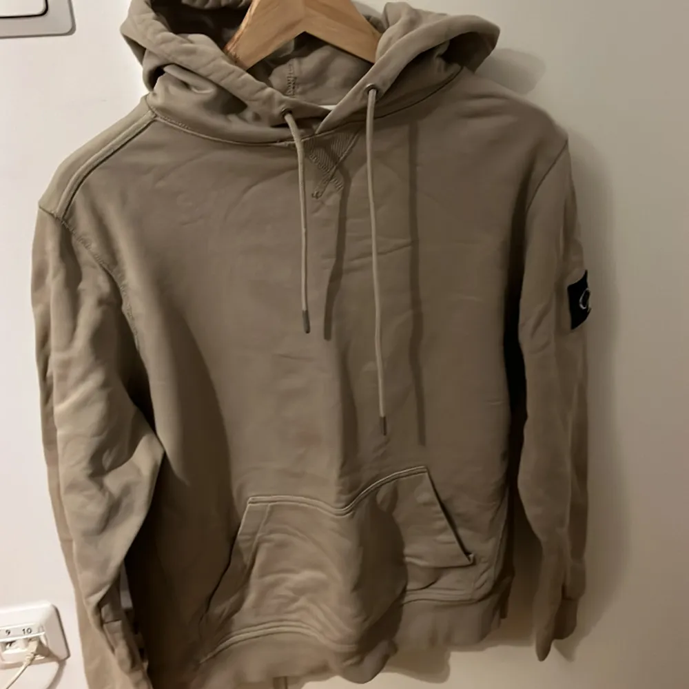 Säljer den här feta hoddie från Calvin Klein köpt på marks and brands för 1100kr väldigt Skönt material och passar till allting 🥳 Skick 9/10 . Hoodies.