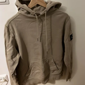 Calvin Klein hoddie - Säljer den här feta hoddie från Calvin Klein köpt på marks and brands för 1100kr väldigt Skönt material och passar till allting 🥳 Skick 9/10 
