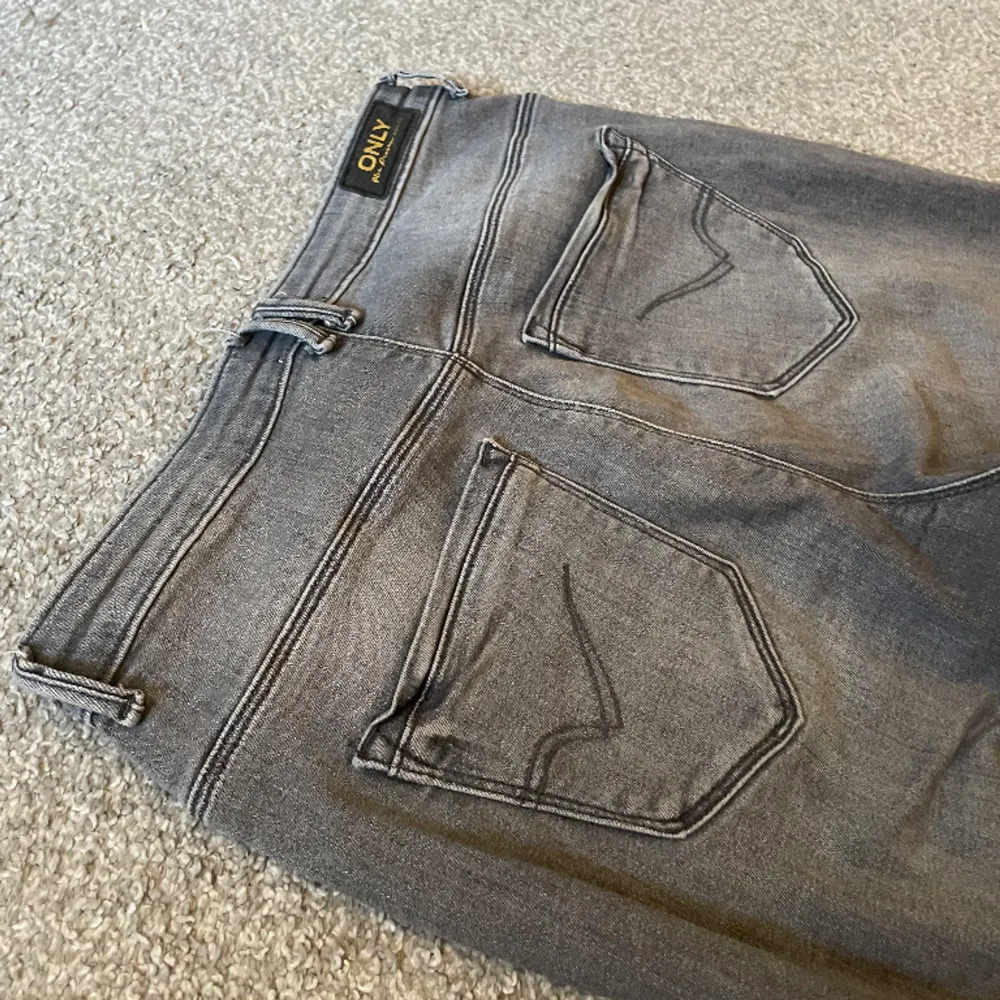 Säljer mina grå bootcut jeans från only i en grå färg. Inte använt särskilt mycket, därav iprincip nyskick. Säljer pga använder inte längre.. Jeans & Byxor.