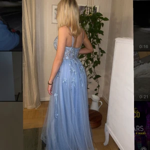 Balklänning blå  - Blå balklänning från Jj’s house. Sitter väldigt bra, jag råka beställa för många så den finns i både 36 och 38.  För mer information kan du kolla deras hemsida, skickade inte tillbaka för det kostade 600 kr med frakt, inte inräknat i priset. 