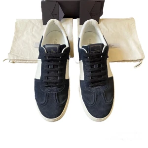 Valentino flycrew  - Säljer nu dessa mörkblå valentino flycrew i toppskick | De är i storlek 43 och alla nitar är kvar | skriv vid minsta lilla fundering 💭 