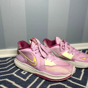 Basketskor/42.5 - Hej säljer mina basketskor som heter Kyrie 5 low. Ett par otroliga basketskor som får dina fötter att trivas på planen eller till gymmet. Färgen är unisex så skorna passar till alla.  Vid snabb och smidig affär så kan priset diskuteras.
