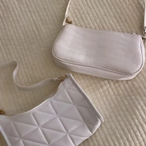 Väskor  - Den vita väskan med sträck på är helt oanvänd och den andra är använd ungefär 5 gånger, säljer båda för 70 annars 1 för 40kr