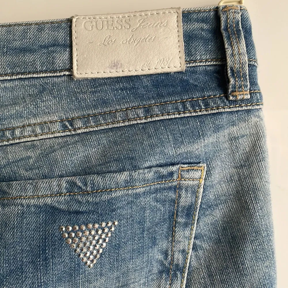 Älskade Guess jeans, modernt slitna . Jeans & Byxor.