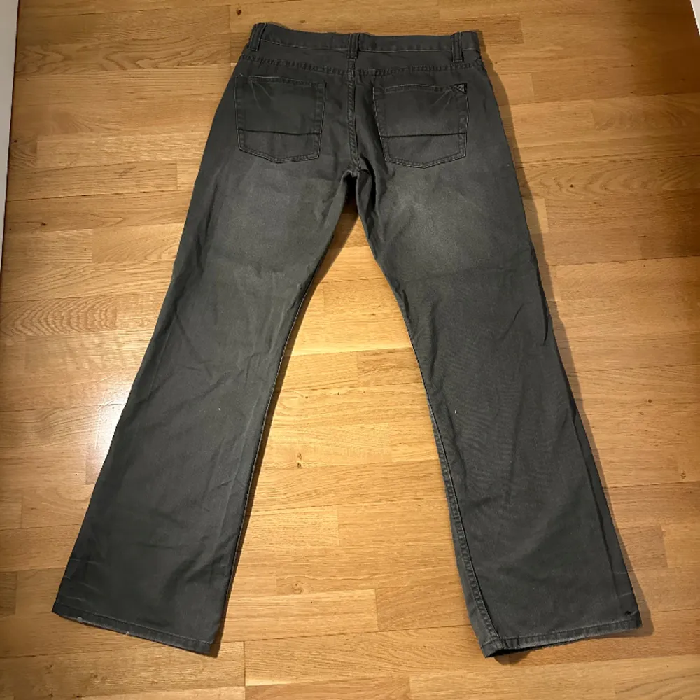 Vintage loose fit/boot cut Jeans Storlek 32/34 Skriv för frågor, mått eller fler bilder😊. Jeans & Byxor.