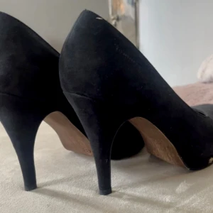 Klackar - Endast använda en gång! Köpt på secondhand för 200kr, säljer då de är för stora för mig. Någon enstaka slitning på sulan annars fint skick! Pris kan diskuteras 🌺