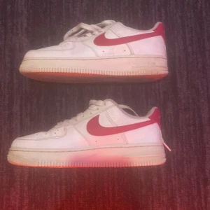 Nike air force röd - dom är lite slitna och smutsiga men annars är dom helt okej 