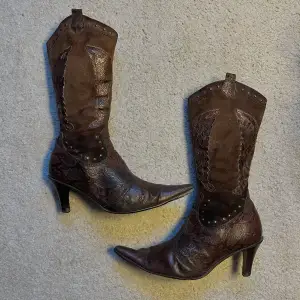 Unika cowboyboots i mocka o läder 🤎Har balla detaljer runt o hela skorna🤎Använt varsamma men har lite slitage som syns på bilderna🤎Är i storlek 40 men skulle säga 39 då de är så spetsiga vid tån så de blir mindre🤎