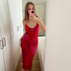 Somrig klänning S - Fin somrig röd/rosa/orange midiklänning från pull&bear strl S. 