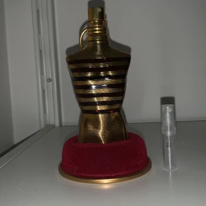 Jean Paul Gaultier Elixir 2ML - En söt doft som funkar nästan hela året 🍨🙌. Passar perfekt till dig som ej vill köpa hela parfymen direkt. 40kr 2ml. Fraktar snabbt.