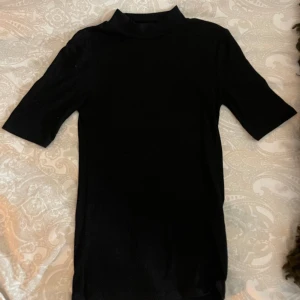 T-shirt  - Snygg, tight och tunn halterneck t-shirt från Zara. Aldrig använd, skriv till mig för fler bilder!