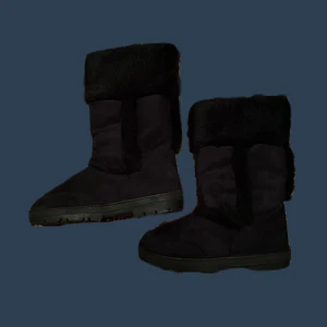 SKOR MED PÄLS - Uggs likande skor med päls på  str.38  Köpte secondhand med har aldirg använt själv