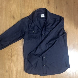 Overshirt - Overshirt från John Henric som ej säljs längre, nypris är 1200, skick 10/10 då den ej är använd ute, passar perfekt nu till våren då du kan ha den istället för jacka! Kom privat för mer info🤝