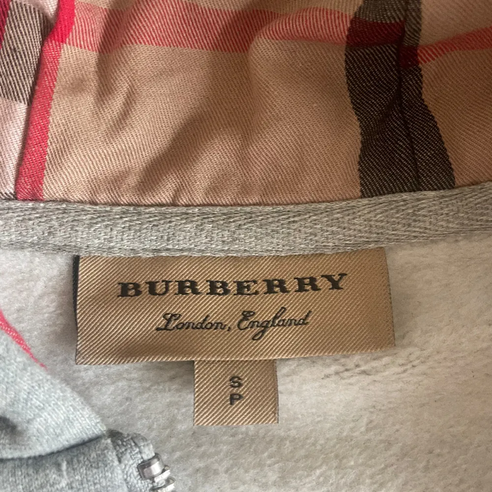 Säljer min gammla Burrbery hoodie.den är i 9/10 skick. Kan diskutera pris. Hoodies.