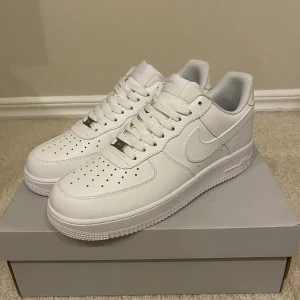 Af1 (oanvända) - Skorna är helt oanvända och jag fick dem i julklapp men har inte använt dem och då väljer att sälja. De är i strlk 44. Qr koden funkar men på grund av att jag inte har kvitto säljer jag de för 800kr. Du får med lådan. Dm för funderingar mm. 