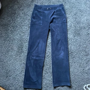 Juicy byxor  - Säljer pågrund av dom är förstora, köpta innan på plick och dom saknar snöre. Men dom är jätte fina verkligen. Inga defekter