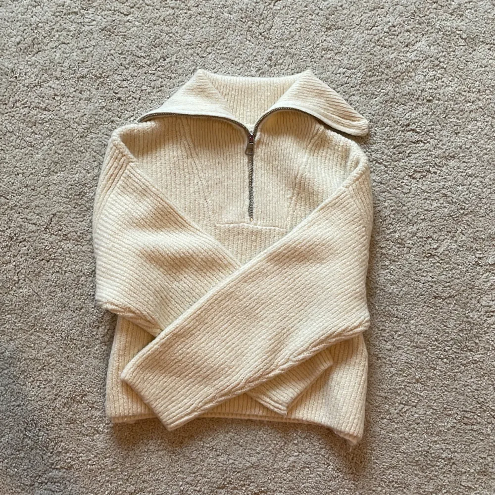 Denna zip tröja i beige är otroligt fin, men anledningen till varför jag säljer den är för att jag växt ur den❤️. Tröjor & Koftor.