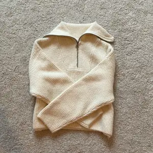 Denna zip tröja i beige är otroligt fin, men anledningen till varför jag säljer den är för att jag växt ur den❤️