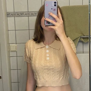 kortärmad tröja - Super gullig stickad tröja/t-shirt, passar både till hösten och sommaren! Typ aldrig använt, bra skick och kvalitet. Säljer eftersom den inte är min stil längre. Skriv om du har några frågor :)