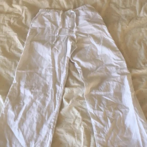 Linnebyxor  - Vita linnebyxor i bra skick