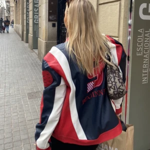 Racer Jacka  - Skitnsygg Jacing jacka, köpt i Barcelona, nypris 1000kr