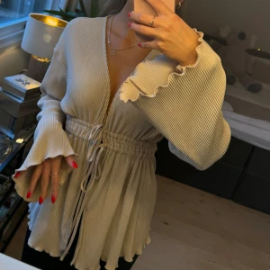 Blus med knytningar - Super fin blus från Gina, kan spännas in med banden. Storlek S (har även en i medium att sälja) prislapp kvar🤍