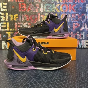 Lebron witness VII basket skor - Ett par riktigt sköna basket skor som inte kommer till användning då jag har slutat i basket. Använda Max 10 gång så är fortfarande i topp skick. Tveka inte över att fråga något. Vill gärna bli av med dem så pris är inte fast.