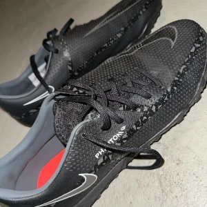 Nike Phantom Fotbollsskor grus - Nya Nike Phantom GT fotbollsskor grus i storlek 40.