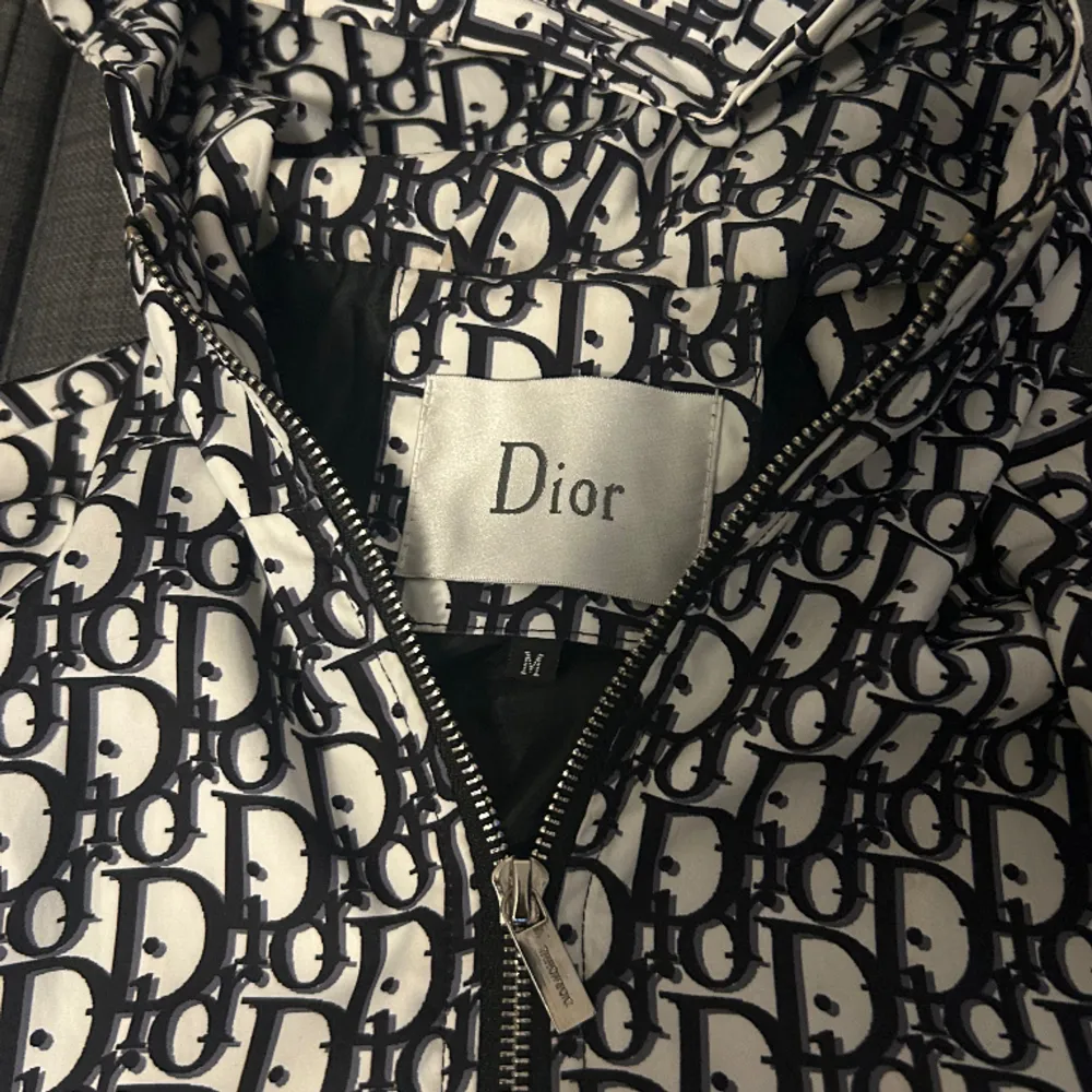 En custom made Dior vindjacka. Står storlek M men passar mer som S.  Väldigt bra skick. Pris kan diskuteras vid snabbaffär.. Jackor.