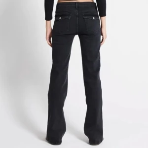 90’s Boot Jeans🫶🏻 - As-snygga och trendiga low/mid-waisted bootcut jeans med knappar på bakfickorna.😍 Jeansen är från Lager 157, i storlek XS-short. Passar mig som är ca 160, innebredslängd 75-80. De är i jättebra skick, hela och rena precis som nya!🌟(Nypris 400kr)