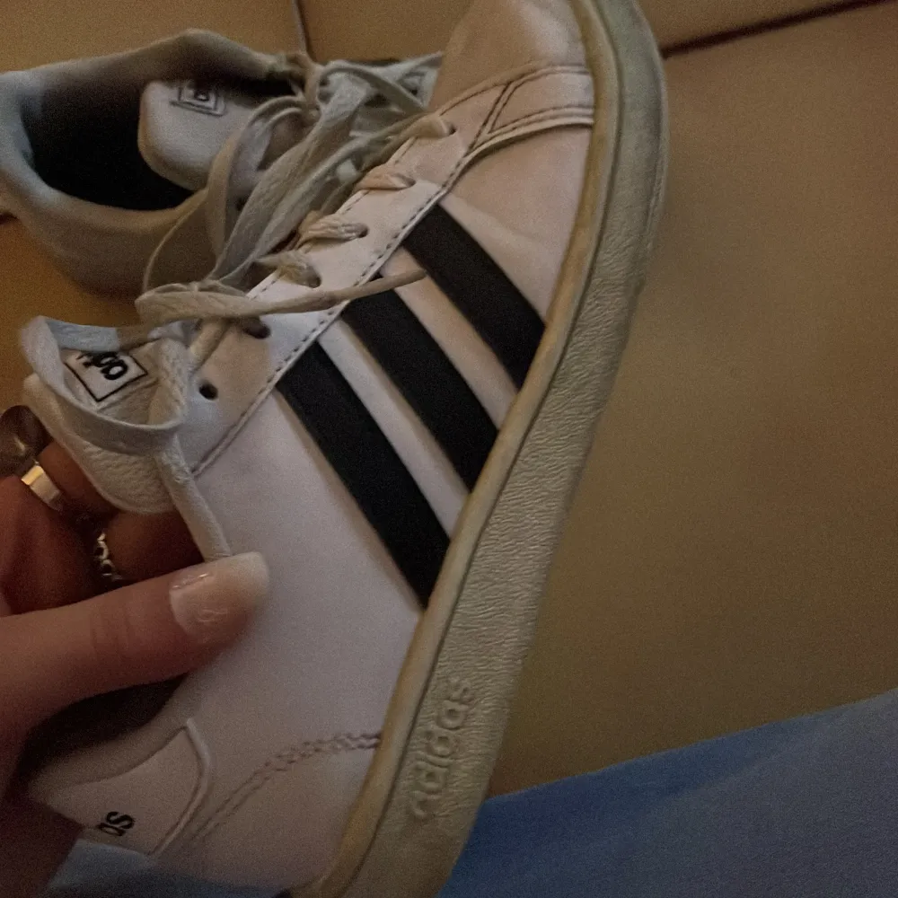 Säljer dessa adidas skor som är i storlek 33 dock som man ser kan jag få i min fot i dem fast jag har storlek 35-36 såklart är de inte en storlek jag hade valt! Pris går diskuteras vid snabbt köp!❤️. Skor.