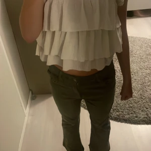 Gröna midwaist jeans - Säljer dessa fina midwaist jeans från Zara❣️ Dem är bootcut med en liten slits i slutet💞 dem är ribbade och väldigt mjuka💘 säljs inte längre❤️