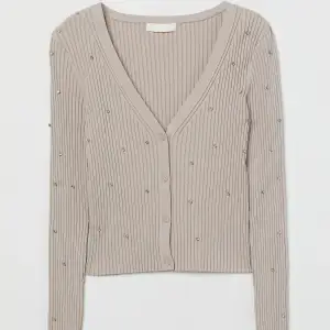 Beige ribbstickad kofta med strass stenar från H&M, använd fåtal gånger