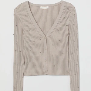 Beige stickad kofta  - Beige ribbstickad kofta med strass stenar från H&M, använd fåtal gånger