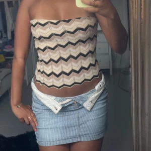 Finstickad tubtopp - Supersnygg finstickad tubtopp. Vet ej vart den är ifrån. 