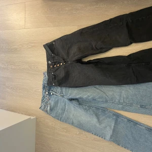 Två par jeans till salu - Säljer två par jeans i bra skick. Det ärl likadana modeller endast färgen som skiljer. De är medelhöga i midjan och raka i benenEtt par är ljusblåa med klassisk design och raka ben. Båda paren är bekväma och perfekta för vardagsbruk. Tänker mig 300 för båda paren, går även att köpa enskilt för 200 kr styck!