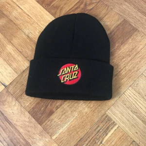 Santa Cruz mössa  - Bra skick 