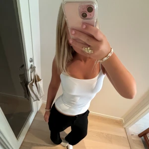 Svarta kostymbyxor  - Snygga svarta kostymbyxor, använd fåtal gånger💞 Sitter inte tajt men inte heller för ”pösiga”. Jätte sköna o så fina🥰