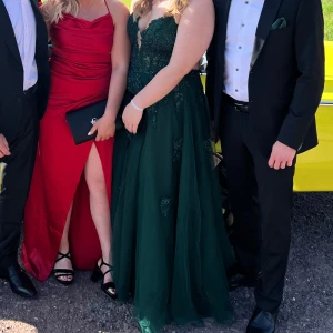 Balklänning  - Säljer min balklänning från studenten 2023. Otroligt fin och har endast använts 1 gång. Bor man i Umeå eller i närheten av Orsa/Mora finns möjlighet att vi kan mötas upp så man får testa den. Man vill ju att den ska sitta bra! Nypris ca 1600kr