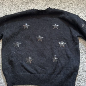 Stickad tröja - Denna tröjan är ifrån Gina tricot och i storlek 158/164. Använd några gånger och är i bra skick. 