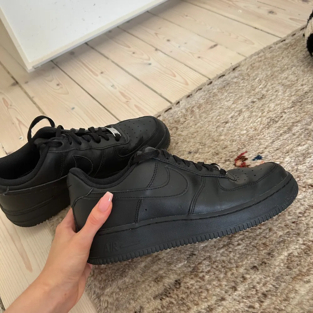 skitsnygga svarta nike air force sneakers i nyskick. använd en gång då de är för stora för mig! storlek 40 ❣️❣️nypris runt 1,200 kr. . Skor.