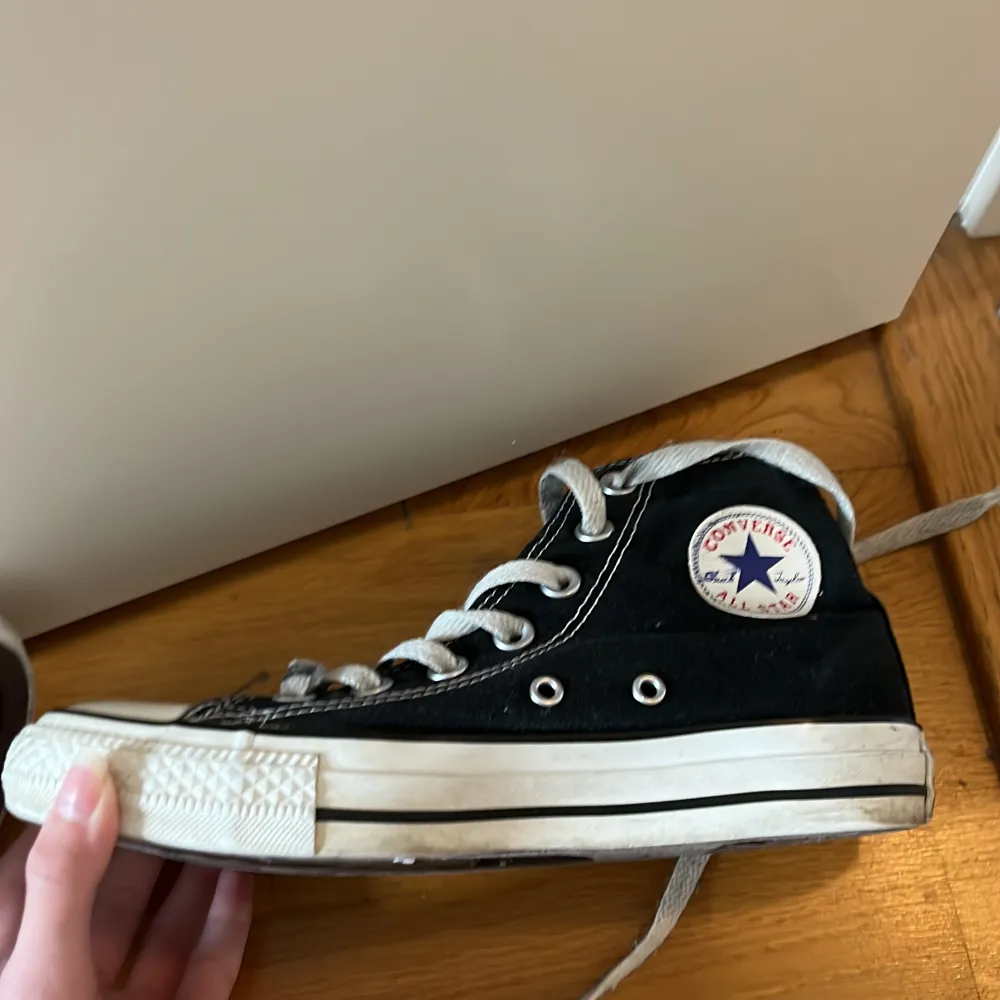 Säljer dessa jätte snygga svarta Converse i storlek 36,5!! Perfekt för hösten!! Jag tycker det är ett bra pris efter som Converse kostar ungefär 800!! Kontakta mig privat för fler bilder! 🙈💗💗. Skor.