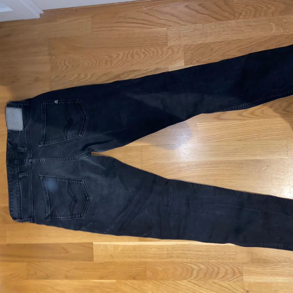 strl 30/32  säljer pga att dem aldrig kommer till användning  skick: 7/10   pris kan diskuteras . Jeans & Byxor.