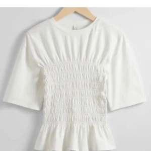 Smocked top - Säljer denna slutsålda smock top från & other stories. Använd ett fåtal gånger