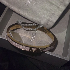 MichaelKors armband - Använt fåtal gånger Nypris: 1200