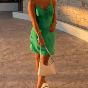 Klänning - Grön kort klänning från bikbok små trådar som gått upp kan skicka bild i förväg men inget man lägger stor märke till