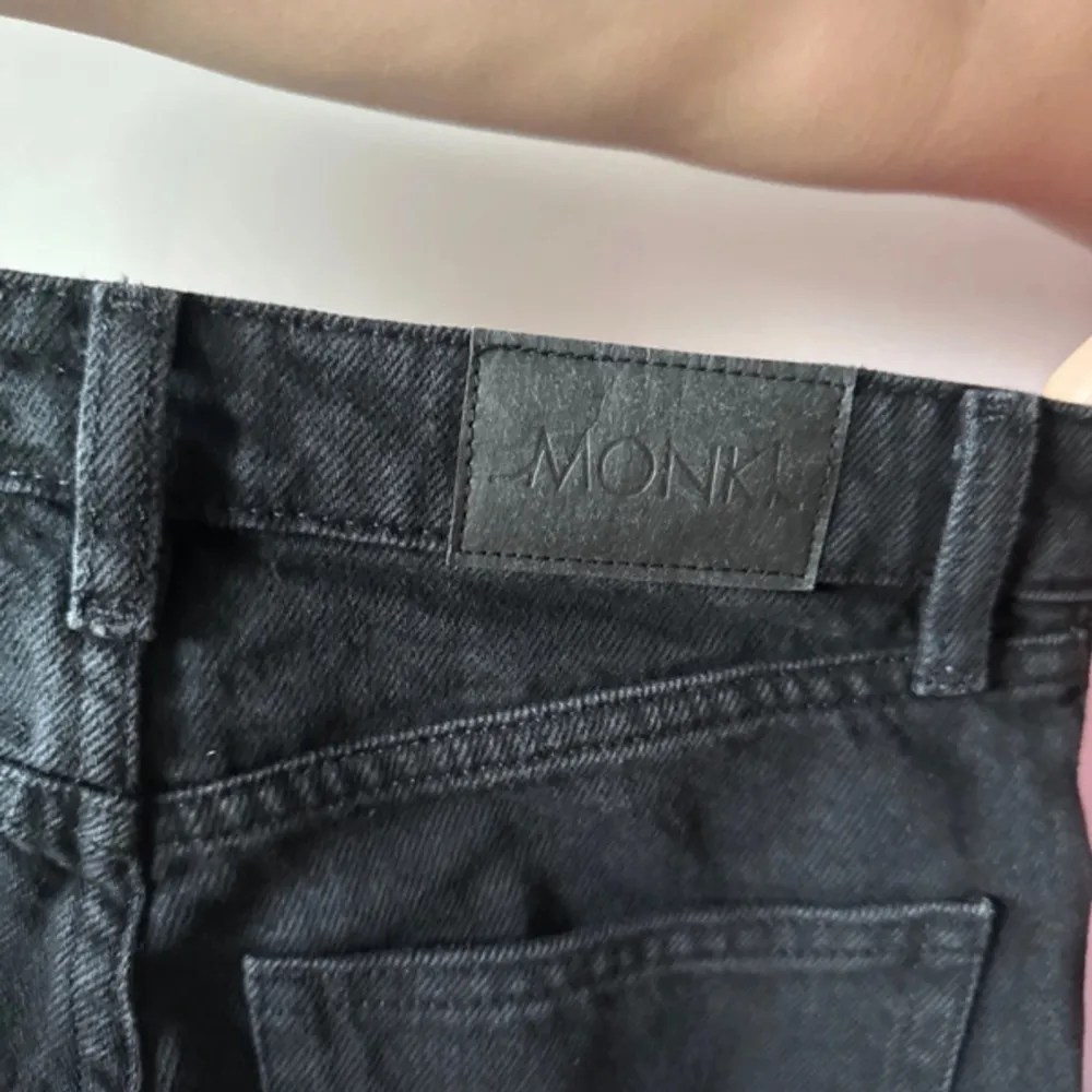 Svarta monki jeans storlek 26 modell yoko. Jeans & Byxor.